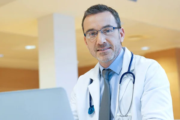 Ritratto Medico Lavoro Sorridente Alla Macchina Fotografica — Foto Stock