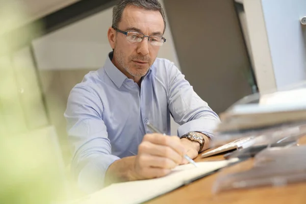 Empresario Oficina Que Trabaja Computadora Escritorio Mirada Reflexiva —  Fotos de Stock