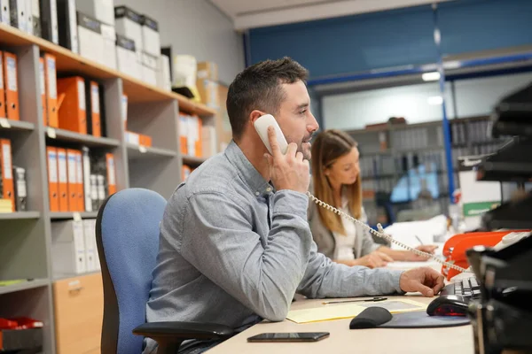 Pracownik Biurowy Rozmowy Telefon — Zdjęcie stockowe