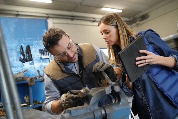 Mechanical Workshop Manager Giving Instructions Employee — Stock Photo, Image