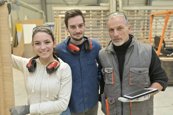 Porträtt Man Med Praktikanter Snickerimagasin — Stockfoto