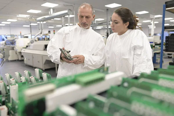 Ingenieur Mit Auszubildenden Der Mikroelektronik Industrie — Stockfoto