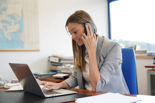 Empresária Escritório Falando Por Telefone — Fotografia de Stock