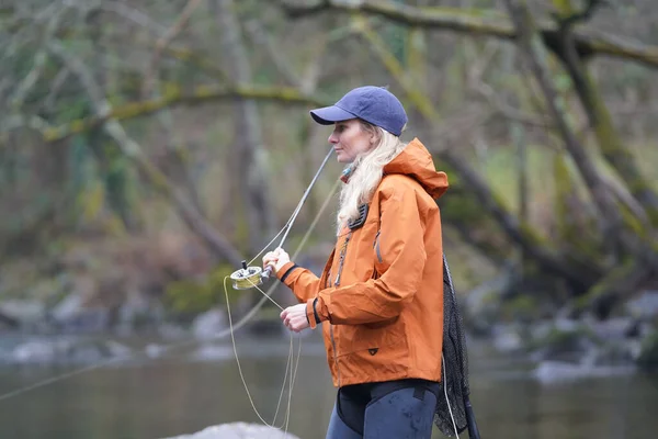 Frau Beim Fliegenfischen Fluss — Stockfoto