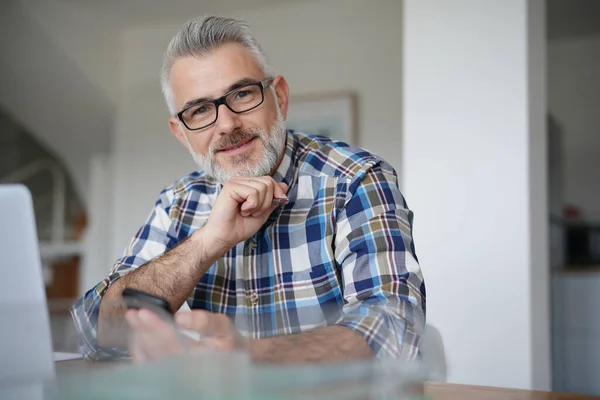 Man Aan Het Werk Vanuit Huis Laptopcomputer — Stockfoto