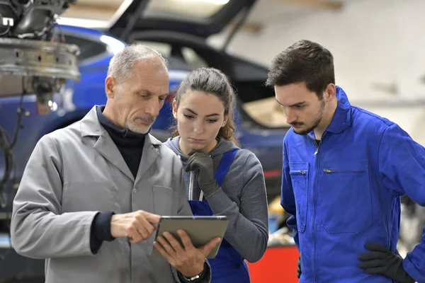 Aprendiz Con Instructor Usando Tableta Taller —  Fotos de Stock