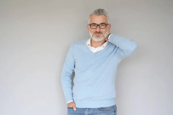 Retrato Homem Anos Isolado Sobre Fundo Cinzento — Fotografia de Stock