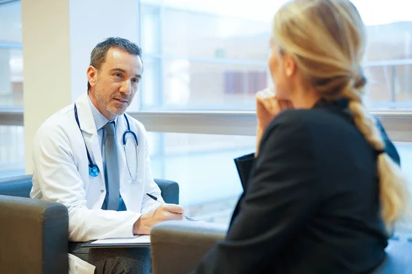 Specialist Med Patient Läkarmottagningen — Stockfoto