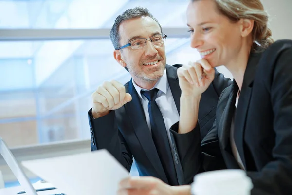 Gens Affaires Réunissant Dans Bureau Moderne — Photo