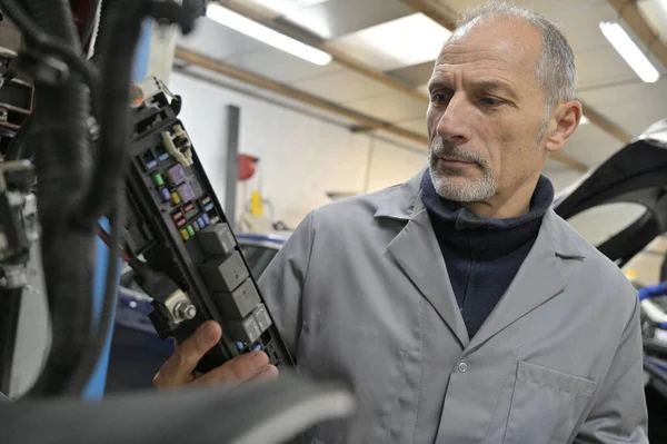 Engineering Technician Checking Vehicle Workshop — Stock Photo, Image