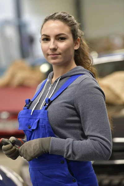 Portret Ucznia Stojącego Warsztacie Mechaniki — Zdjęcie stockowe