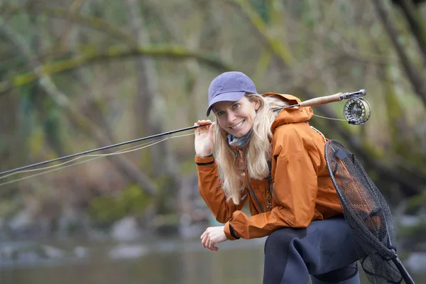 Donna Pesca Mosca Nel Fiume — Foto Stock