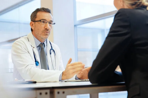 Specialist Med Patient Läkarmottagningen — Stockfoto