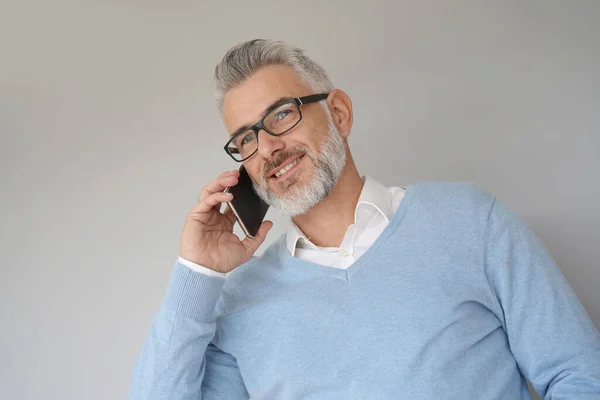 Porträtt Medelålders Man Med Hjälp Smartphone Isolerad — Stockfoto
