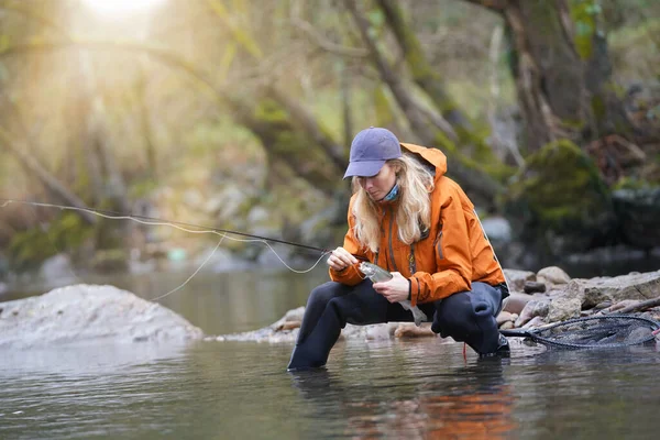 Woman Fly Fishing Catching Rainbow Trout — Stock Photo, Image