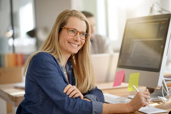 Grafiker Arbeitet Büro — Stockfoto