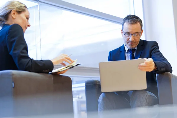 Riunione Dei Dirigenti Nella Sala Attesa Dell Aeroporto — Foto Stock