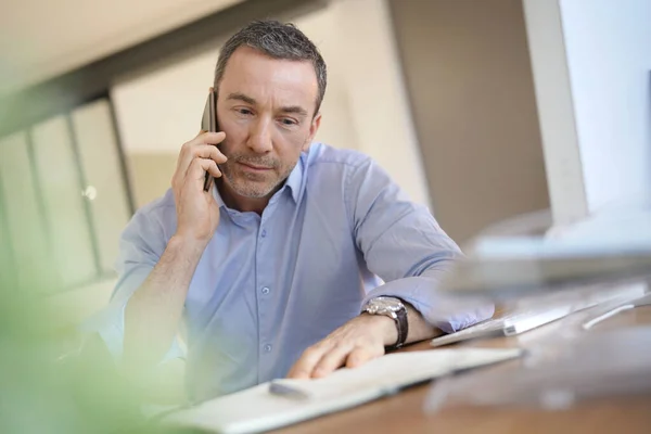 Hombre Oficina Hablando Por Teléfono — Foto de Stock