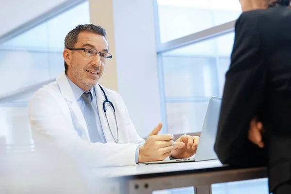 Especialista Com Paciente Consultório Médico — Fotografia de Stock