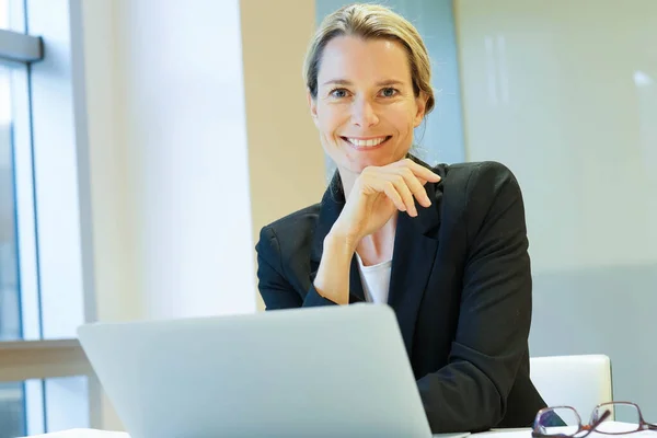 Une Femme Affaires Travaille Dans Bureau Moderne Sur Ordinateur Portable — Photo