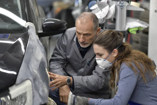 Leerling Met Instructeur Die Aan Het Voertuig Werkt — Stockfoto