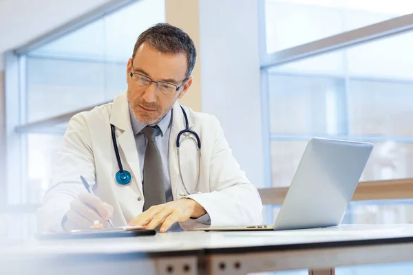 Dokter Ziekenhuiskantoor Werkt Aan Laptop — Stockfoto