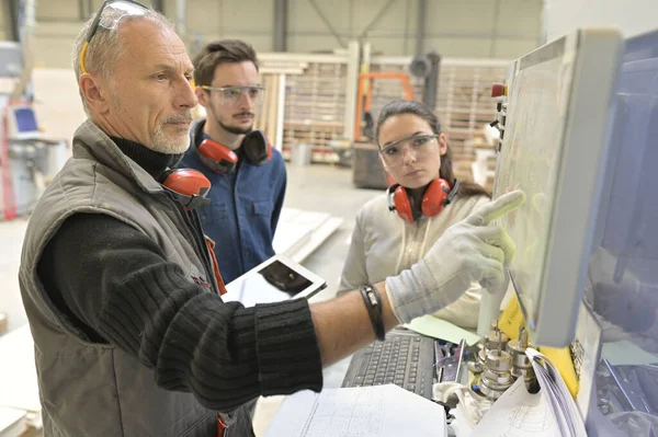 Menuisier Avec Apprenti Travaillant Atelier — Photo