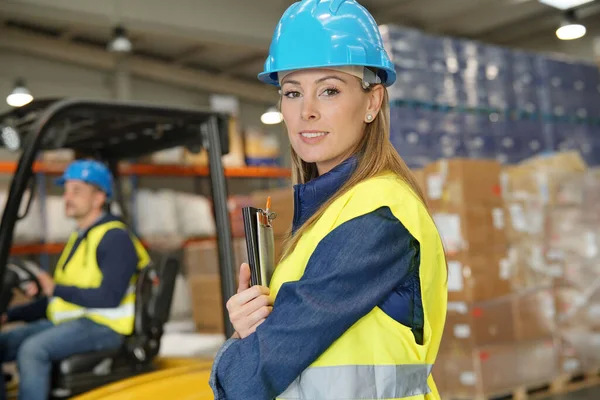 Retrato Warehousewoman Com Chapéu Duro Azul — Fotografia de Stock