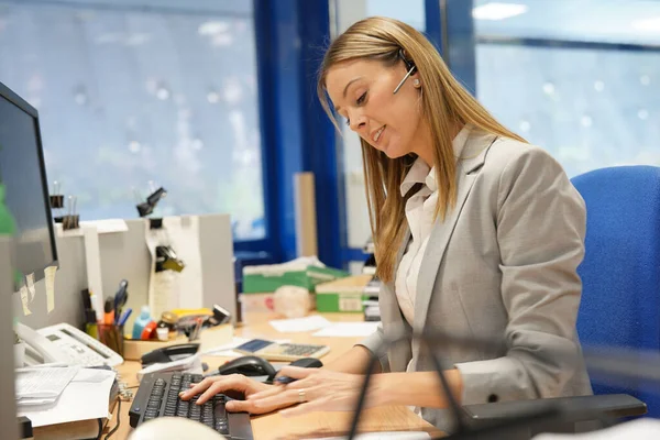 Телемаркетинг Женщины Работающей Офисе — стоковое фото