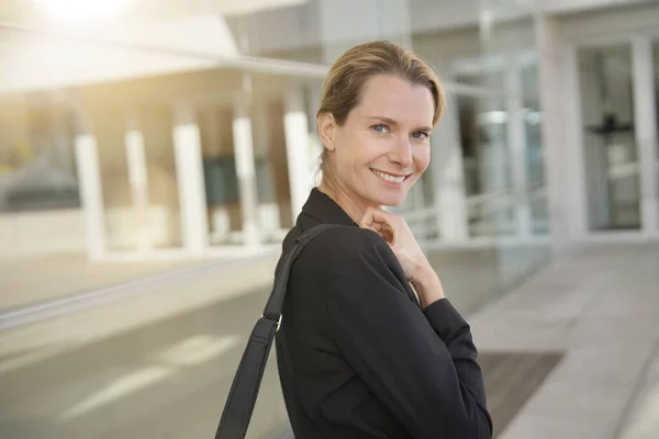 Executive Vrouw Gaat Naar Zakelijke Conventie Bij Wonen — Stockfoto