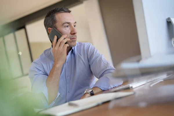 Hombre Oficina Hablando Por Teléfono — Foto de Stock