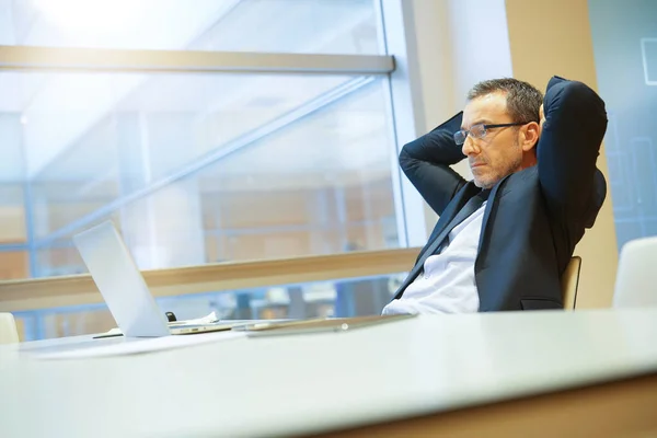 Empresario Trabajo Siendo Considerado Delante Computadora Portátil —  Fotos de Stock