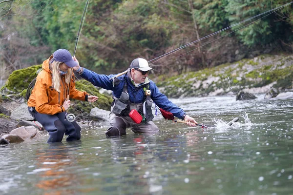 Genç Bir Kadın Bir Rehberle Balık Tutmayı Öğreniyor — Stok fotoğraf