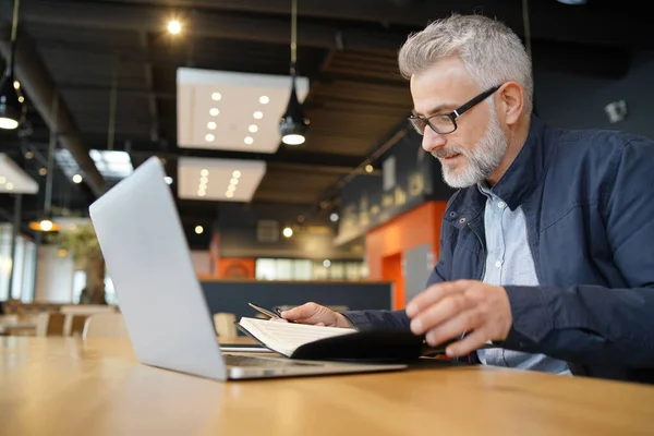 Verkoper Restaurant Werkt Laptop Computer — Stockfoto