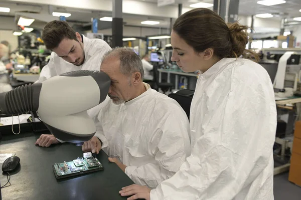 Ingénieur Avec Stagiaires Microélectronique — Photo