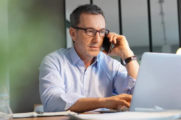 Forretningsfører Der Arbejder Kontor Taler Telefon - Stock-foto