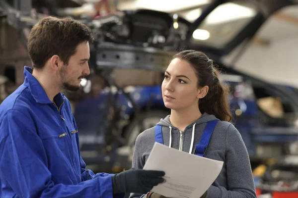 Apprenti Travaillant Dans Atelier Automobile — Photo