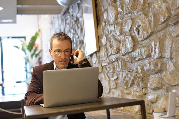 Affärsman Som Arbetar Kafé Bärbar Dator — Stockfoto