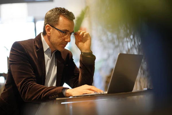 Geschäftsmann Arbeitet Café Laptop — Stockfoto