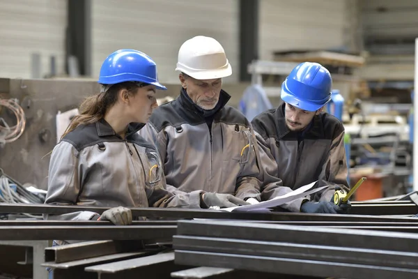 Apprenti Travaillant Dans Une Aciérie Avec Instructeur — Photo