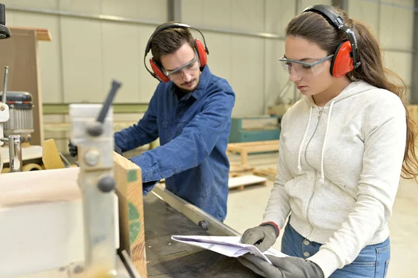 Estudantes Carpintaria Fazendo Treinamento Trabalho Oficina — Fotografia de Stock