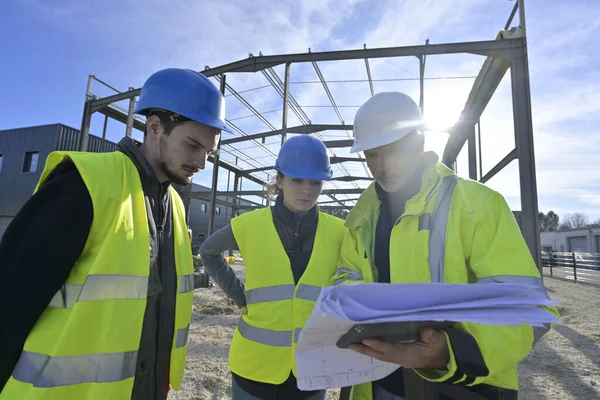 Instrutor Engenharia Trabalhando Canteiro Obras Com Aprendiz — Fotografia de Stock