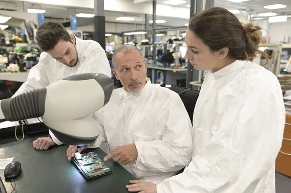 Ingenieur Mit Auszubildenden Der Mikroelektronik Industrie — Stockfoto