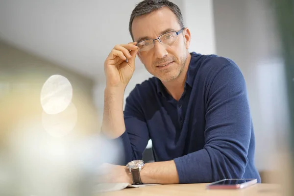 Retrato Hombre Mediana Edad Con Camisa Azul Anteojos —  Fotos de Stock