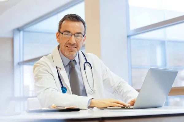 Medico Ufficio Ospedaliero Che Lavora Laptop — Foto Stock