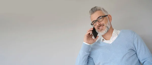 Retrato Homem Meia Idade Usando Smartphone Modelo — Fotografia de Stock