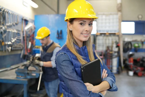 Manager Steht Kfz Mechanik Werkstatt — Stockfoto