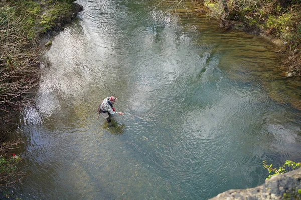 Fliegenfischer Winter Fluss — Stockfoto