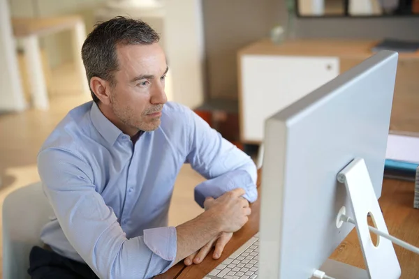 Homem Escritório Trabalhando Computador Desktop — Fotografia de Stock