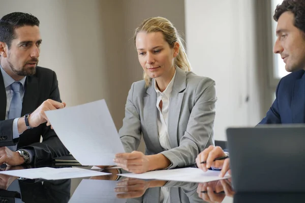 Gente Negocios Negociando Contrato Comercial —  Fotos de Stock